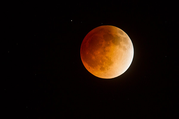 Eclipse 041514 Image @ Kiwifoto.com